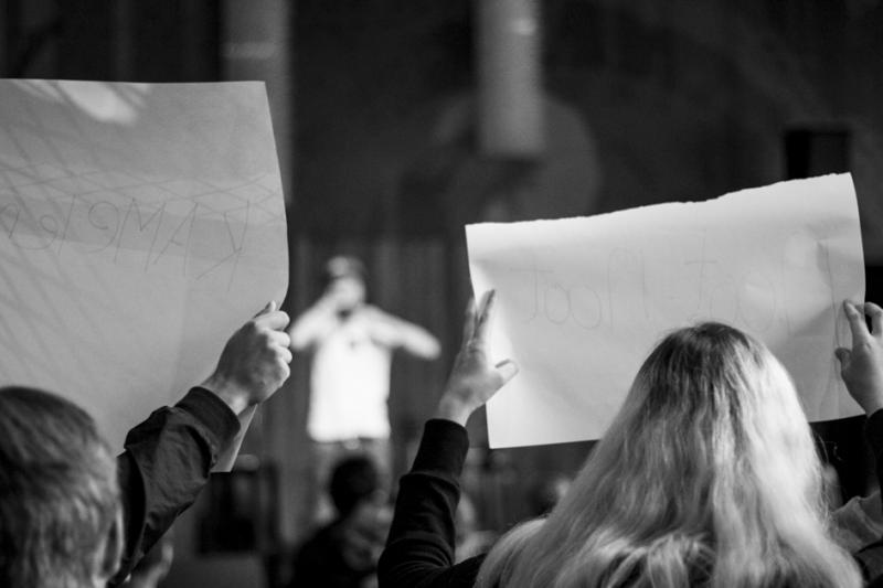 Het publiek schrijft input voor Tijmens raps op papier
