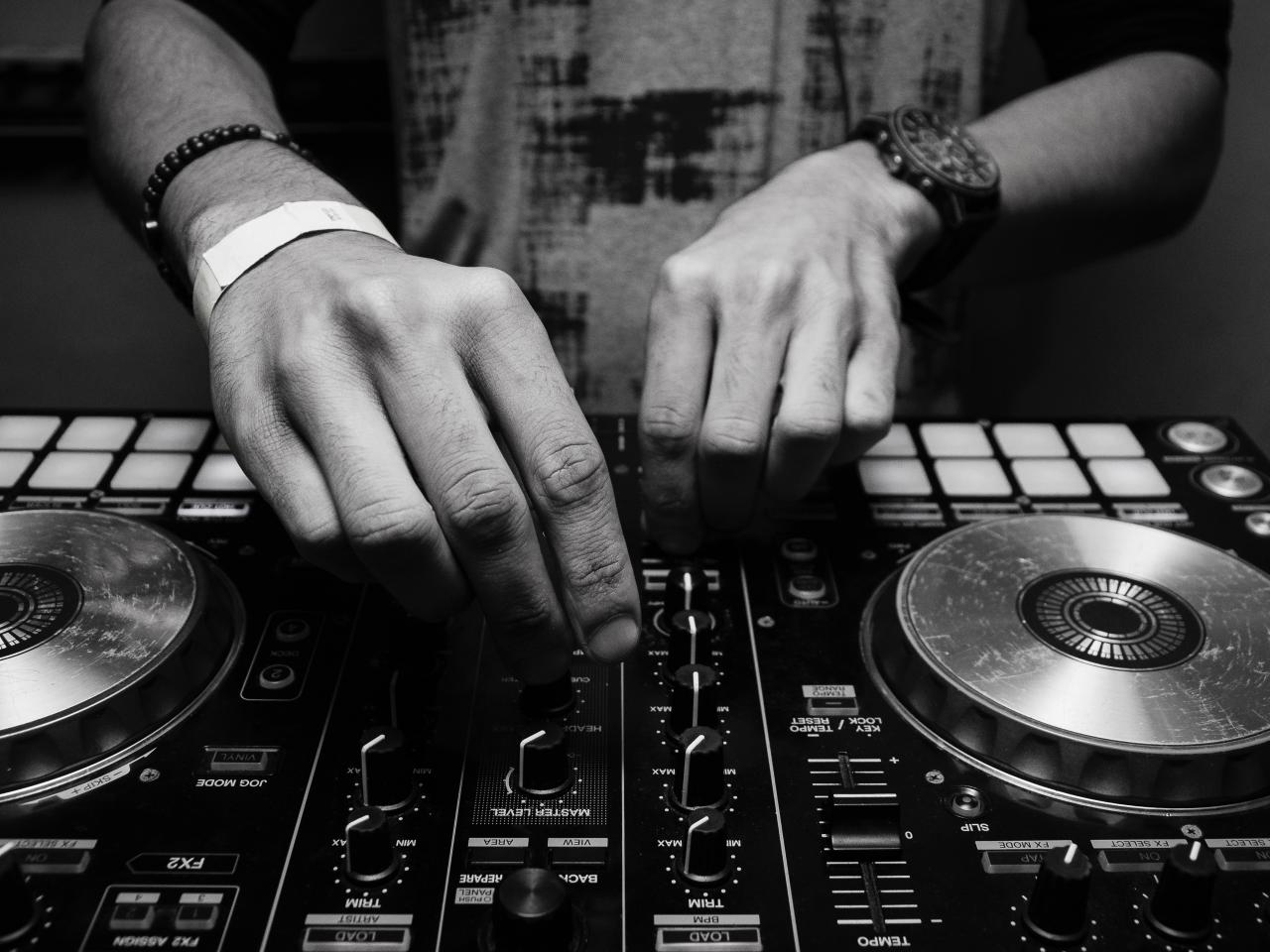 DJ aan het werk met de knoppen