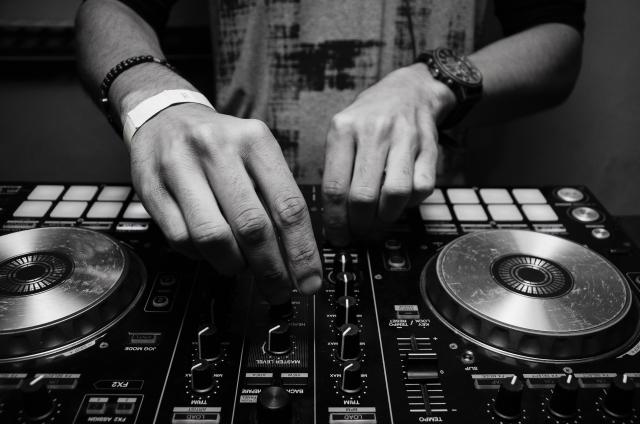 DJ aan het werk met de knoppen