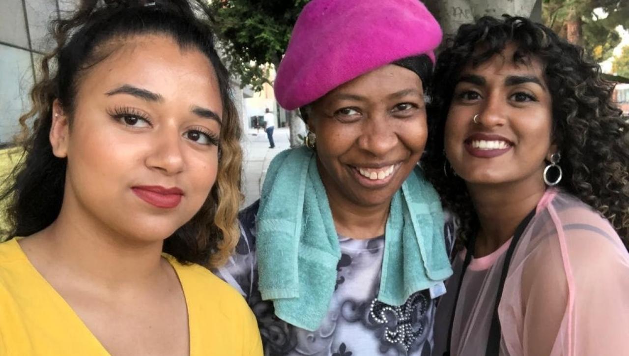 Urban talenten Macy en Neha met OG Damita Jo Freeman In LA