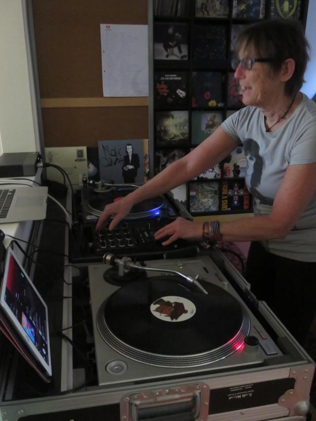 Patricia Jansen dj't in coronatijd vanuit haar woonkamer